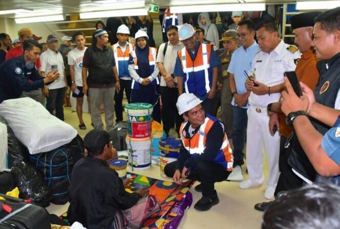 
					Bupati Nunukan, Irwan Sabri berdialog dengan pemudik saat melakukan pemantauan puncak arus mudik di Pelabuhan Tunon Taka Nunukan, Senin (16/3/2026).Dok.Prokopim.