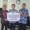 Direktur PDAM Nunukan, Arpiansyah (kemeja batik biru tua) menyerahkan dividen 2025 sebesar Rp 2,6 miliar kepada Bupati Nunukan, Irwan Sabri. Nominal tersebut naik sekitar 280 persen dibanding dividen 2024 yang tercatat sebesar Rp 958 juta.
