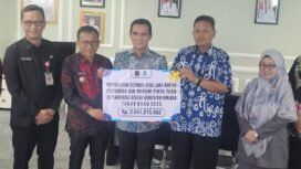 Direktur PDAM Nunukan, Arpiansyah (kemeja batik biru tua) menyerahkan dividen 2025 sebesar Rp 2,6 miliar kepada Bupati Nunukan, Irwan Sabri. Nominal tersebut naik sekitar 280 persen dibanding dividen 2024 yang tercatat sebesar Rp 958 juta.