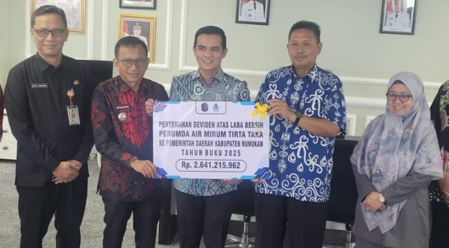 Direktur PDAM Nunukan, Arpiansyah (kemeja batik biru tua) menyerahkan dividen 2025 sebesar Rp 2,6 miliar kepada Bupati Nunukan, Irwan Sabri. Nominal tersebut naik sekitar 280 persen dibanding dividen 2024 yang tercatat sebesar Rp 958 juta.
