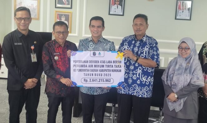
					Direktur PDAM Nunukan, Arpiansyah (kemeja batik biru tua) menyerahkan dividen 2025 sebesar Rp 2,6 miliar kepada Bupati Nunukan, Irwan Sabri. Nominal tersebut naik sekitar 280 persen dibanding dividen 2024 yang tercatat sebesar Rp 958 juta.