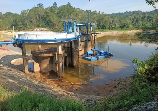 
					Kondisi Embung yang mulai menyusut akibat cuaca panas dan nihilnya hujan dalam beberapa hari terakhir. PDAM memberlakukan distribusi air bergilir. Dok.PDAM Nunukan.