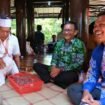 Wakil Bupati Nunukan, Hermanus (Batik Hijau) saat menghadiri upacara Adat Toraja, Mangrara Banua di keluarga besar Titus Take. Hermanus mengajak masyarakat perkokoh persatuan sebagaimana filosofi dalam acara adat tersebut. Dok.Prokopim.