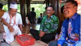 Wakil Bupati Nunukan, Hermanus (Batik Hijau) saat menghadiri upacara Adat Toraja, Mangrara Banua di keluarga besar Titus Take. Hermanus mengajak masyarakat perkokoh persatuan sebagaimana filosofi dalam acara adat tersebut. Dok.Prokopim.