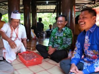 Wakil Bupati Nunukan, Hermanus (Batik Hijau) saat menghadiri upacara Adat Toraja, Mangrara Banua di keluarga besar Titus Take. Hermanus mengajak masyarakat perkokoh persatuan sebagaimana filosofi dalam acara adat tersebut. Dok.Prokopim.