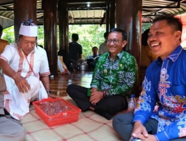 Wakil Bupati Nunukan, Hermanus (Batik Hijau) saat menghadiri upacara Adat Toraja, Mangrara Banua di keluarga besar Titus Take. Hermanus mengajak masyarakat perkokoh persatuan sebagaimana filosofi dalam acara adat tersebut. Dok.Prokopim.