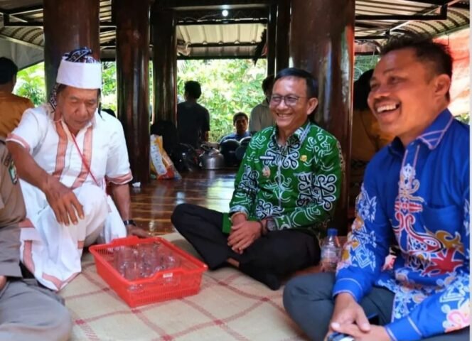 
					Wakil Bupati Nunukan, Hermanus (Batik Hijau) saat menghadiri upacara Adat Toraja, Mangrara Banua di keluarga besar Titus Take. Hermanus mengajak masyarakat perkokoh persatuan sebagaimana filosofi dalam acara adat tersebut. Dok.Prokopim.