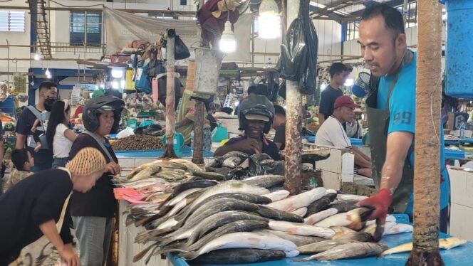 
					Ilustrasi : Aktifitas penjualan ikan di Pasar Tradisional Jamaker, Nunukan, Kaltara.