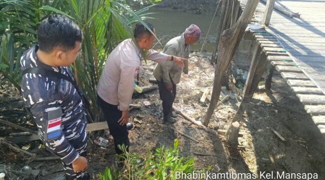 Petugas melihat lokasi serangan buaya terhadap Ismail, salah seorang nelayan warga Nunukan Selatan. Dok.Polres Nunukan.