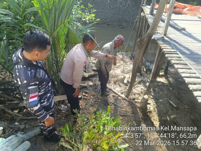 
					Petugas melihat lokasi serangan buaya terhadap Ismail, salah seorang nelayan warga Nunukan Selatan. Dok.Polres Nunukan.