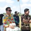Bupati Nunukan, Irwan Sabri saat melihat langsung serapan BULOG terhadap gabah hasil panen petani Mansapa, Nunukan Selatan. Dok.Prokopim.