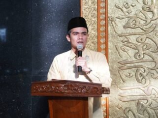 Bupati Nunukan, Irwan Sabri saat memberi sambutan menjelang Sholat Ied di Masjid Islamic Centre Nunukan, Sabtu (21/3/2026). Dok.Prokopim.