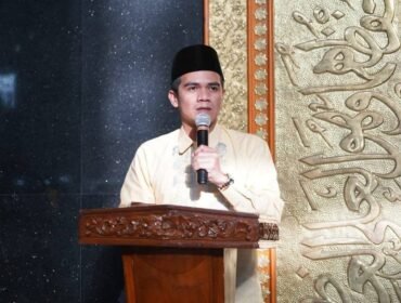 Bupati Nunukan, Irwan Sabri saat memberi sambutan menjelang Sholat Ied di Masjid Islamic Centre Nunukan, Sabtu (21/3/2026). Dok.Prokopim.