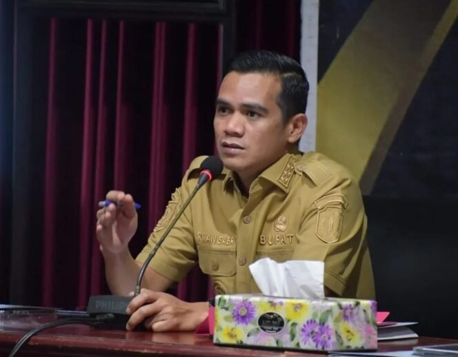 
					Bupati Nunukan, Irwan Sabri saat memimpir Rakor masalah stok BBM dan persiapan Lebaran Idul Fitri 2026. Dok.Prokopim.
