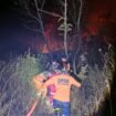 Petugas BPBD berupaya memadamkan kebakaran lahan di Tanjung Cantik, Binusan, Senin (9/3/2026) malam. Dok.BPBD Nunukan.