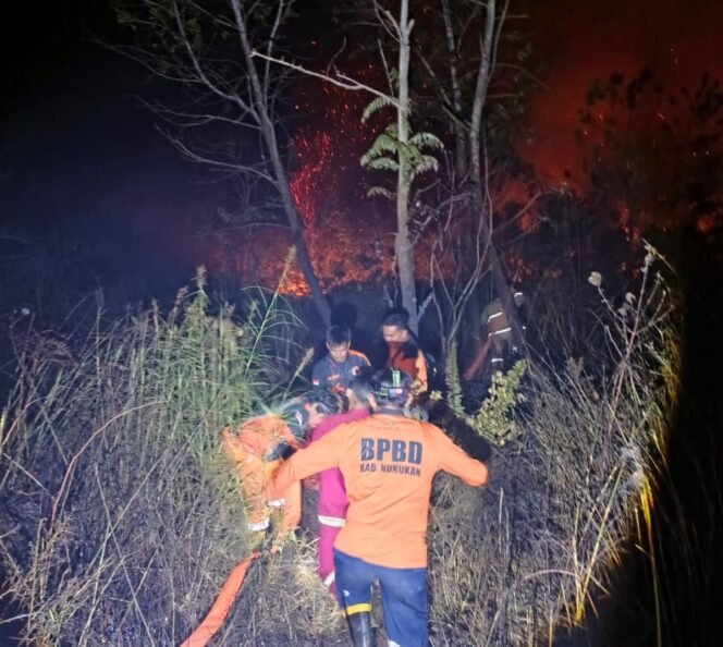 
					Petugas BPBD berupaya memadamkan kebakaran lahan di Tanjung Cantik, Binusan, Senin (9/3/2026) malam. Dok.BPBD Nunukan.