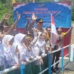 Kapolda Kaltara, Irjen Pol Djati Wiyoto Abadhy bersama murid murid MI Darul Furqon Sebatik saat meresmikan Jembatan Merah Putih Presisi di Kampung Loudress, Desa Sei Limau, Sebatik Tengah, Sabtu (14/3/2026). Jembatan yang menjadi akses satu satunya bagi anak anak madrasah ini ambruk karena diterjang banjir pada akhir 2025 lalu.
