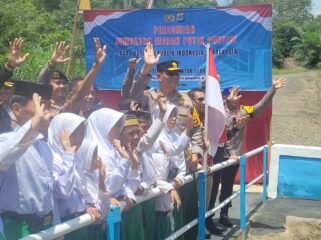 Kapolda Kaltara, Irjen Pol Djati Wiyoto Abadhy bersama murid murid MI Darul Furqon Sebatik saat meresmikan Jembatan Merah Putih Presisi di Kampung Loudress, Desa Sei Limau, Sebatik Tengah, Sabtu (14/3/2026). Jembatan yang menjadi akses satu satunya bagi anak anak madrasah ini ambruk karena diterjang banjir pada akhir 2025 lalu.