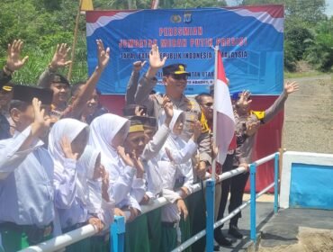 Kapolda Kaltara, Irjen Pol Djati Wiyoto Abadhy bersama murid murid MI Darul Furqon Sebatik saat meresmikan Jembatan Merah Putih Presisi di Kampung Loudress, Desa Sei Limau, Sebatik Tengah, Sabtu (14/3/2026). Jembatan yang menjadi akses satu satunya bagi anak anak madrasah ini ambruk karena diterjang banjir pada akhir 2025 lalu.