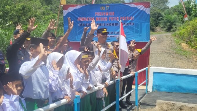 
					Kapolda Kaltara, Irjen Pol Djati Wiyoto Abadhy bersama murid murid MI Darul Furqon Sebatik saat meresmikan Jembatan Merah Putih Presisi di Kampung Loudress, Desa Sei Limau, Sebatik Tengah, Sabtu (14/3/2026). Jembatan yang menjadi akses satu satunya bagi anak anak madrasah ini ambruk karena diterjang banjir pada akhir 2025 lalu.