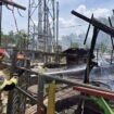 Petugas Damkar Nunukan berjibaku memadamkan api yang membakar sebuah rumah produksi batu bata merah di Nunukan Selatan. Bangunan tersebut, berada cukup dekat dengan menara pemancar. Dok.Disdamkar Nunukan.