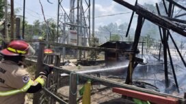 Petugas Damkar Nunukan berjibaku memadamkan api yang membakar sebuah rumah produksi batu bata merah di Nunukan Selatan. Bangunan tersebut, berada cukup dekat dengan menara pemancar. Dok.Disdamkar Nunukan.