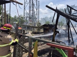 Petugas Damkar Nunukan berjibaku memadamkan api yang membakar sebuah rumah produksi batu bata merah di Nunukan Selatan. Bangunan tersebut, berada cukup dekat dengan menara pemancar. Dok.Disdamkar Nunukan.