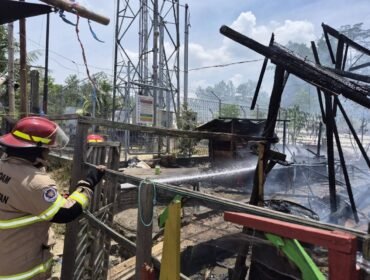 Petugas Damkar Nunukan berjibaku memadamkan api yang membakar sebuah rumah produksi batu bata merah di Nunukan Selatan. Bangunan tersebut, berada cukup dekat dengan menara pemancar. Dok.Disdamkar Nunukan.