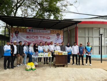DKUKMPP Nunukan membuka Kios TPID di UMKM Centre, Tanah Merah. Kios ini bertujuan menstabilkan harga di tengah lonjakan harga pangan jelang Idul Fitri 1447 H. Dok.DKUKMPP Nunukan.