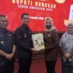 Bupati Nunukan Irwan Sabri bersama Wakil Bupati Nunukan, Hermanus menyerahkan LKPJ Bupati Nunukan 2025 kepada Ketua DPRD Nunukan, Hj Leppa Hafid pasca sidang Paripurna, Jumat (27/3/2026). 