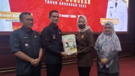Bupati Nunukan Irwan Sabri bersama Wakil Bupati Nunukan, Hermanus menyerahkan LKPJ Bupati Nunukan 2025 kepada Ketua DPRD Nunukan, Hj Leppa Hafid pasca sidang Paripurna, Jumat (27/3/2026). 