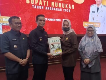 Bupati Nunukan Irwan Sabri bersama Wakil Bupati Nunukan, Hermanus menyerahkan LKPJ Bupati Nunukan 2025 kepada Ketua DPRD Nunukan, Hj Leppa Hafid pasca sidang Paripurna, Jumat (27/3/2026). 