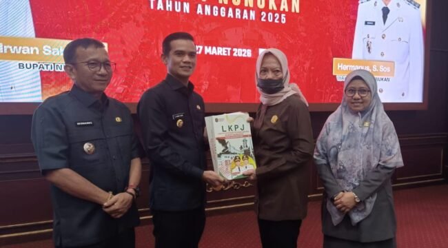 Bupati Nunukan Irwan Sabri bersama Wakil Bupati Nunukan, Hermanus menyerahkan LKPJ Bupati Nunukan 2025 kepada Ketua DPRD Nunukan, Hj Leppa Hafid pasca sidang Paripurna, Jumat (27/3/2026). 