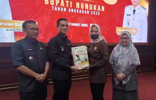 
					Bupati Nunukan Irwan Sabri bersama Wakil Bupati Nunukan, Hermanus menyerahkan LKPJ Bupati Nunukan 2025 kepada Ketua DPRD Nunukan, Hj Leppa Hafid pasca sidang Paripurna, Jumat (27/3/2026). 