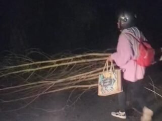 Seorang warga di Pulau Sebatik menyingkirkan ranting pohon yang menghalang jalan. Aksi palang jalan tersebut diduga dilakukan begal. 