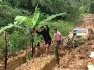 Masyarakat Krayan menanam padi dan pohon pisang di jalan utama Krayan sebagai bentuk protes atas kondisi jalanan mereka yang tak kunjung membaik. Dok.Gat Khaleb.