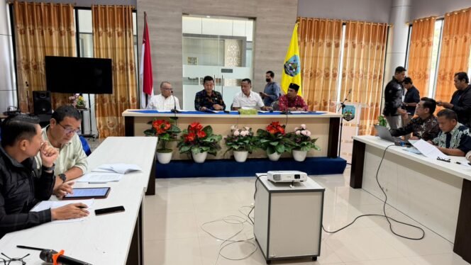 
					Panitia Khusus (Pansus) III DPRD Provinsi Kalimantan Utara, menggelar rapat intensif membahas Rancangan Peraturan Daerah (Raperda) tentang Pemberdayaan Masyarakat Desa, di Ruang Rapat Badan Penghubung (Banhub) Kaltara, di Kota Tarakan, Kamis (5/3/2026). Dok.DPRD Kaltara.