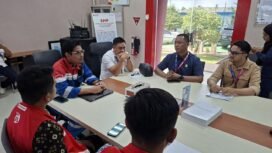 Anggota DPRD Kaltara, Rismanto (Kemeja biru dongker) menemui managemen PT Pertamina Kota Tarakan, memastikan kelancaran distribusi BBM untuk Nunukan, jelang Idul Fitri 1447 H. Dok.Rismanto.