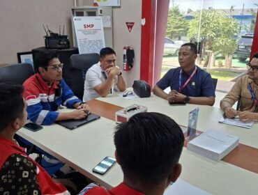 Anggota DPRD Kaltara, Rismanto (Kemeja biru dongker) menemui managemen PT Pertamina Kota Tarakan, memastikan kelancaran distribusi BBM untuk Nunukan, jelang Idul Fitri 1447 H. Dok.Rismanto.