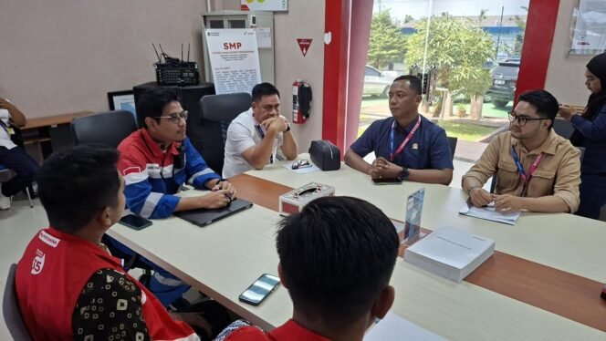 
					Anggota DPRD Kaltara, Rismanto (Kemeja biru dongker) menemui managemen PT Pertamina Kota Tarakan, memastikan kelancaran distribusi BBM untuk Nunukan, jelang Idul Fitri 1447 H. Dok.Rismanto.