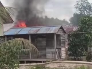 Kebakaran yang menimpa tiga unit rumah guru SDN 010 Desa Pelaju, Sembakung. Dok.Disdamkar Nunukan.