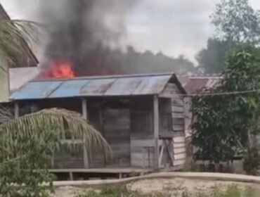 Kebakaran yang menimpa tiga unit rumah guru SDN 010 Desa Pelaju, Sembakung. Dok.Disdamkar Nunukan.