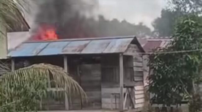 Kebakaran yang menimpa tiga unit rumah guru SDN 010 Desa Pelaju, Sembakung. Dok.Disdamkar Nunukan.