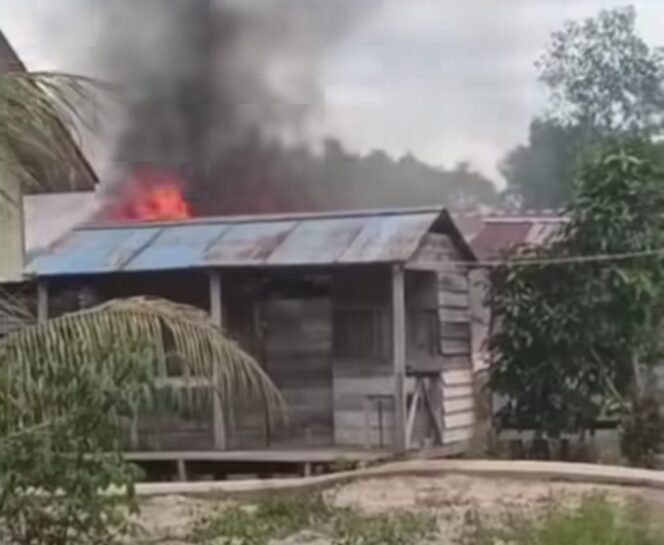 
					Kebakaran yang menimpa tiga unit rumah guru SDN 010 Desa Pelaju, Sembakung. Dok.Disdamkar Nunukan.