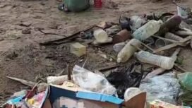Bocah bocah kecil pengunjung Pantai Batu Lamampu, Pulau Sebatik, bermain diantara tumpukan sampah.