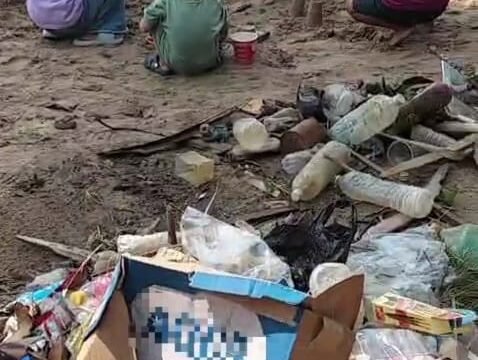 Bocah bocah kecil pengunjung Pantai Batu Lamampu, Pulau Sebatik, bermain diantara tumpukan sampah.
