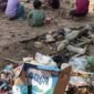 Bocah bocah kecil pengunjung Pantai Batu Lamampu, Pulau Sebatik, bermain diantara tumpukan sampah.