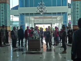 Tangkapan layar kedatangan Wabup Nunukan, Hermanus bersama sejumlah Pasukan Merah ke Gedung Pemkab Nunukan, Jumat (6/3/2026) yang dinarasikan ada luapan emosi akibat keretakan hubungan antara Wabup dan Bupati Irwan Sabri.