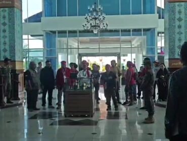 Tangkapan layar kedatangan Wabup Nunukan, Hermanus bersama sejumlah Pasukan Merah ke Gedung Pemkab Nunukan, Jumat (6/3/2026) yang dinarasikan ada luapan emosi akibat keretakan hubungan antara Wabup dan Bupati Irwan Sabri.