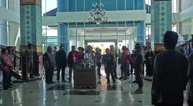Tangkapan layar kedatangan Wabup Nunukan, Hermanus bersama sejumlah Pasukan Merah ke Gedung Pemkab Nunukan, Jumat (6/3/2026) yang dinarasikan ada luapan emosi akibat keretakan hubungan antara Wabup dan Bupati Irwan Sabri.